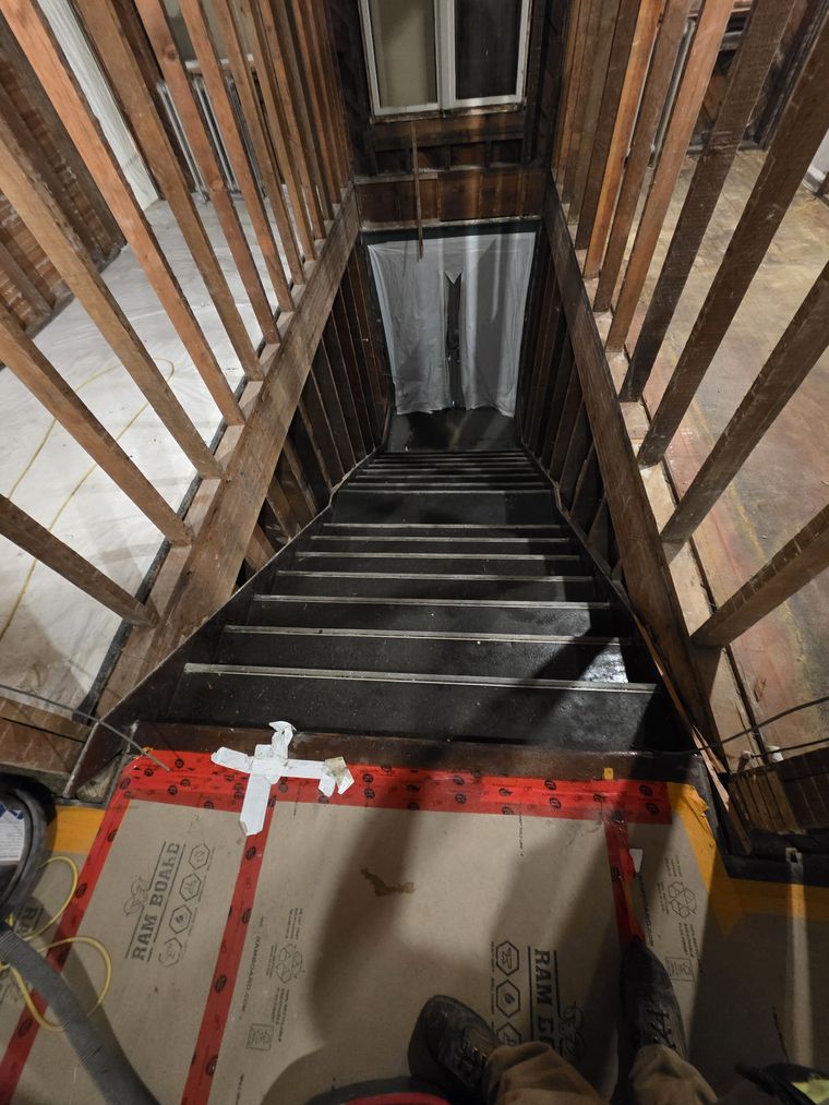 Stairwell containment during abatement
